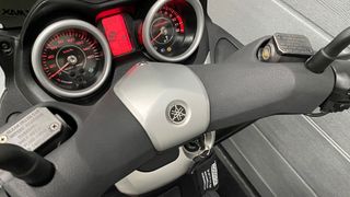 Yamaha XMAX 125 Scooter Negra y Blanca