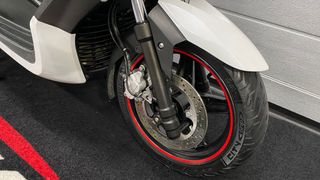 Yamaha XMAX 125 Scooter Negra y Blanca