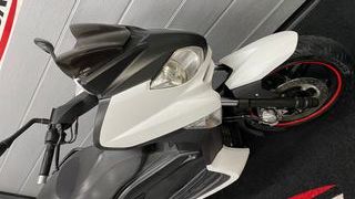 Yamaha XMAX 125 Scooter Negra y Blanca