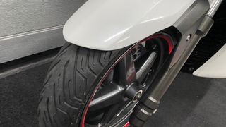 Yamaha XMAX 125 Scooter Negra y Blanca