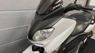Yamaha XMAX 125 Scooter Negra y Blanca