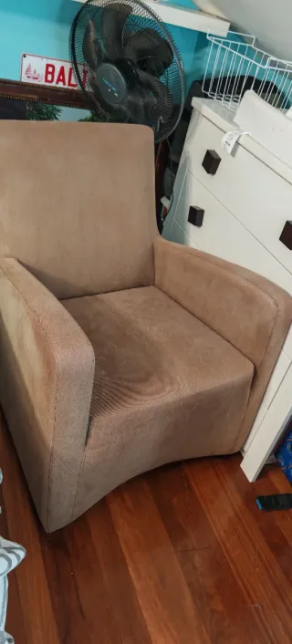 Sillón de tela marrón claro