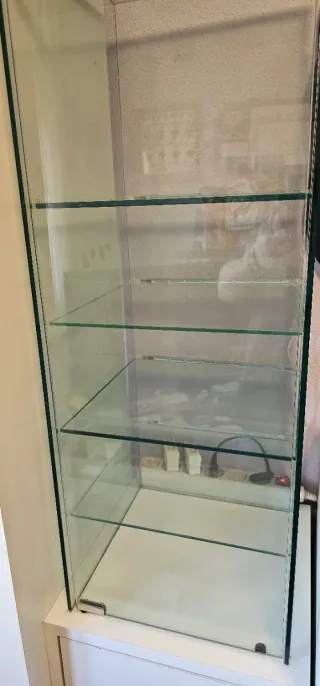 Expositor cristal y mueble de madera