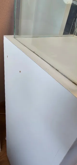 Expositor cristal y mueble de madera