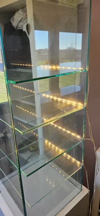 Expositor cristal y mueble de madera