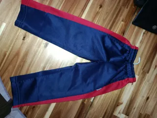 Pantalón escolar azul con franja roja