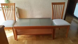 Mesa centro madera y cristal + 2 sillas