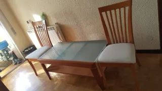 Mesa centro madera y cristal + 2 sillas