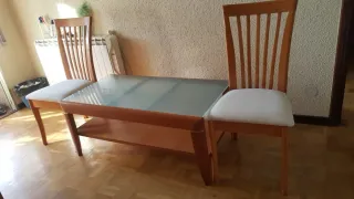 Mesa centro madera y cristal + 2 sillas