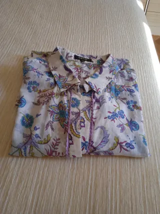 Conjunto de blusa y pantalón de Elogy. Talla M/40.