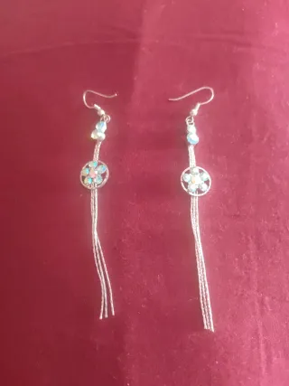 Pendientes largos plateados con abalorios