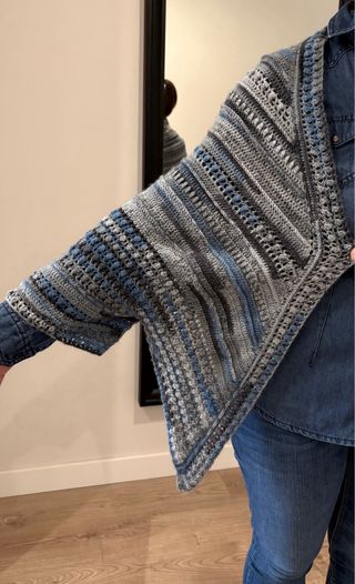 Chal con mangas azul y gris