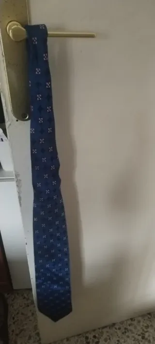 Corbata azul marino con estampado blanco