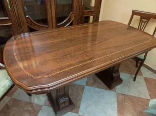 Mesa de comedor de madera y 4 sillas,están nuevas.