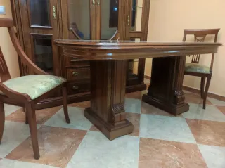 Mesa de comedor de madera y 4 sillas,están nuevas.