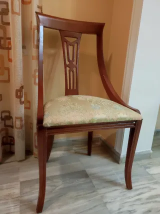 Mesa de comedor de madera y 4 sillas,están nuevas.