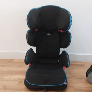 Silla coche BMW negra y azul con isofix