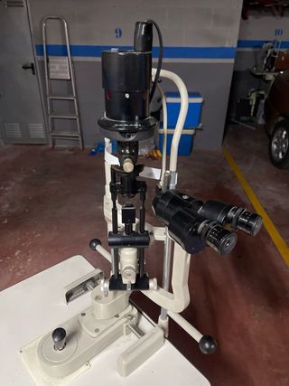 Lampara de hendidura y frontococómetro