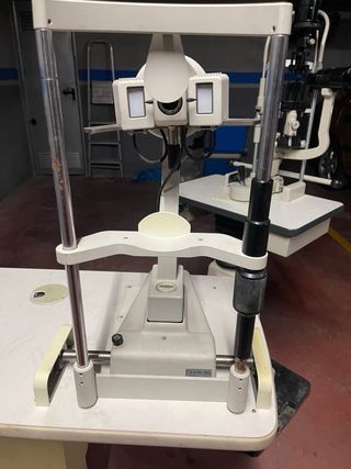 Lampara de hendidura y frontococómetro