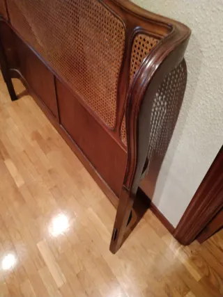 Cabecero de cama de madera y ratán