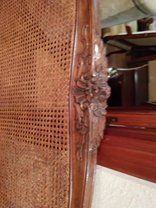 Cabecero de cama de madera y ratán