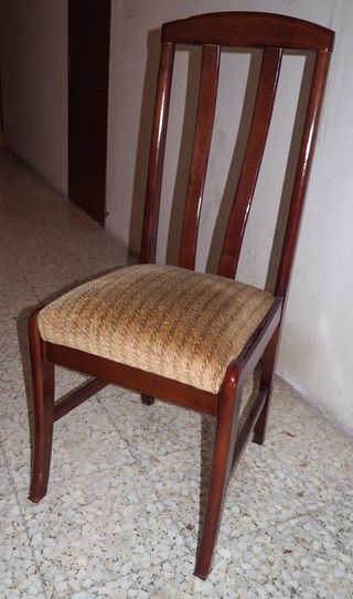Seis sillas de comedor de madera