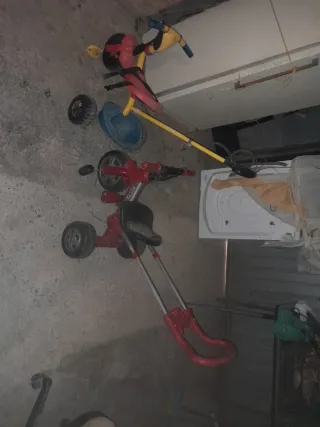 Triciclo infantil amarillo y rojo