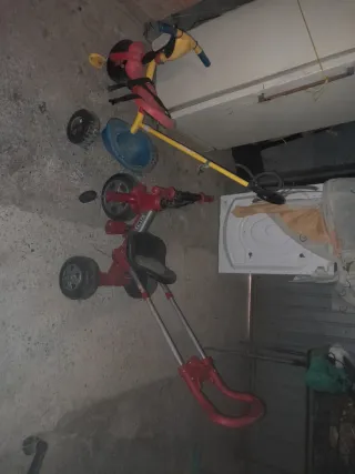 Triciclo infantil amarillo y rojo