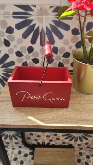 Cesta de madera roja, múltiples usos. NUEVA!