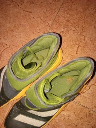 Zapatillas deportivas verdes y amarillas