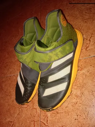 Zapatillas deportivas verdes y amarillas