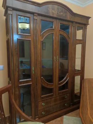 Vitrina de salón de madera y cristal.Urge vender