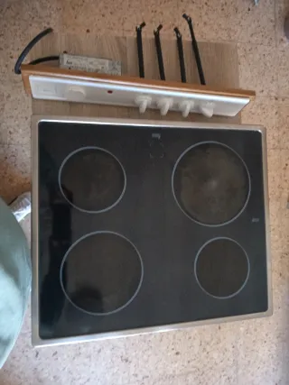 Vitrocerámica Teka con mandos blancos