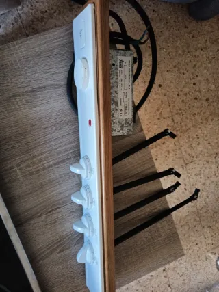 Vitrocerámica Teka con mandos blancos