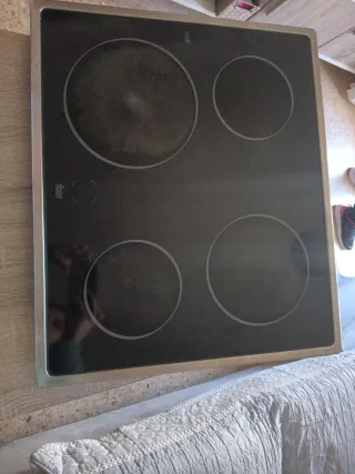 Vitrocerámica Teka con mandos blancos