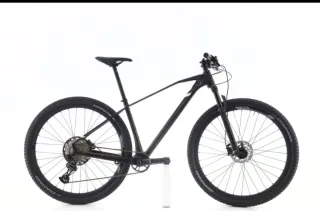 Bicicleta de montaña negra