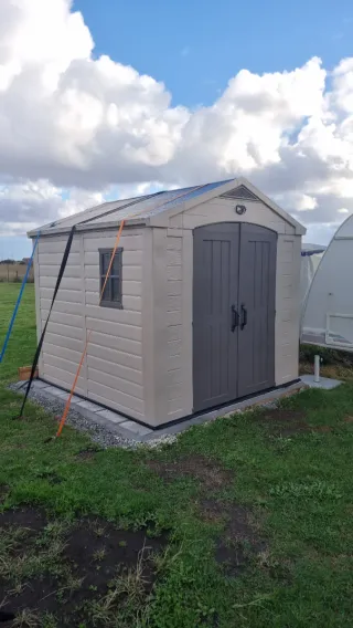 Caseta Keter Factor 8x8 (tirada por el viento)