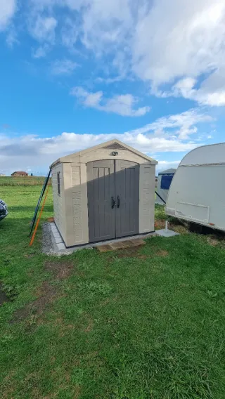 Caseta Keter Factor 8x8 (tirada por el viento)