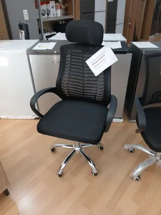 Silla de escritorio negra con reposacabezas