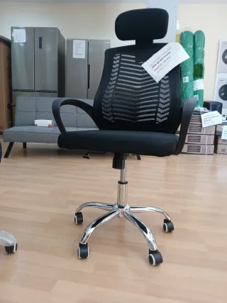 Silla de escritorio negra con reposacabezas
