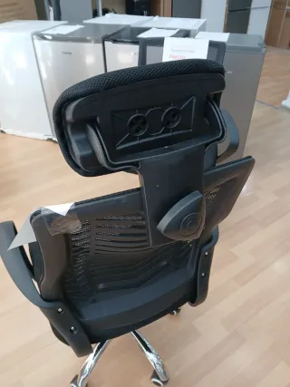 Silla de escritorio negra con reposacabezas