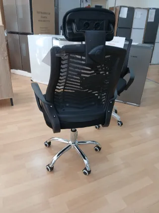 Silla de escritorio negra con reposacabezas
