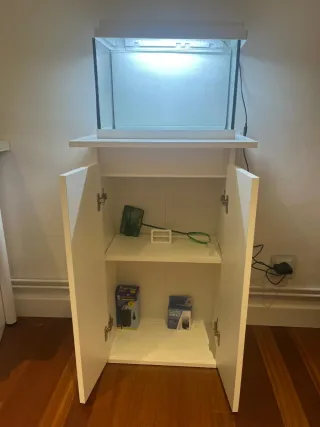 Acuario 22L con mueble blanco