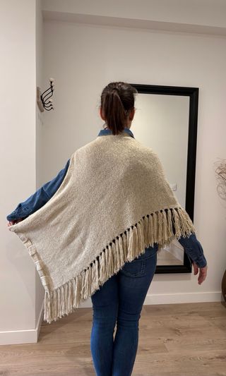 Capa beige con flecos