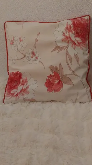 Cojín decorativo floral beige y rojo