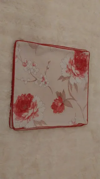 Cojín decorativo floral beige y rojo