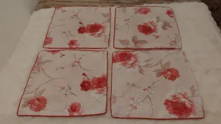 Cojín decorativo floral beige y rojo