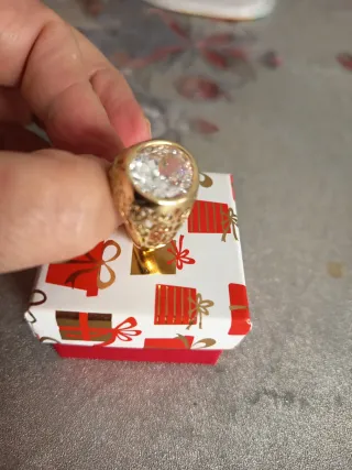 Anillo dorado con piedra grande