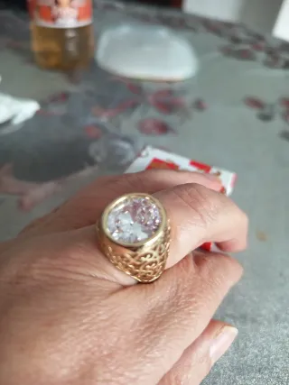 Anillo dorado con piedra grande