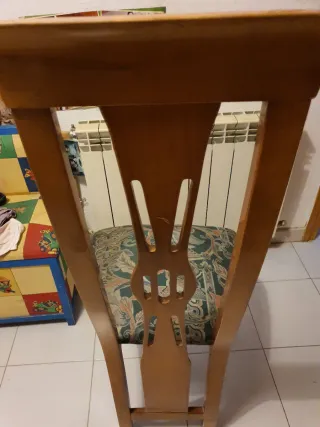 Silla de madera con asiento de tela